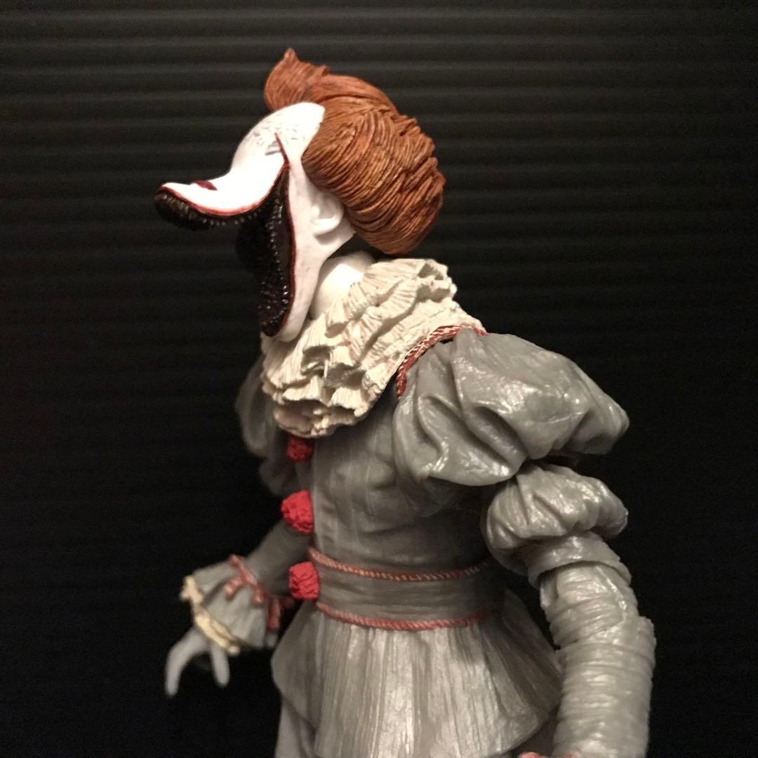 NECA アルティメットペニーワイズ ザ・ダンシング・クラウン フィギュア