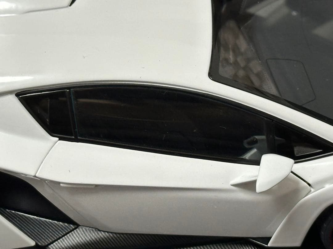 ビ*ツ様 ランボルギーニ VENENO ホワイト ビ*ツ様 ランボルギーニ
