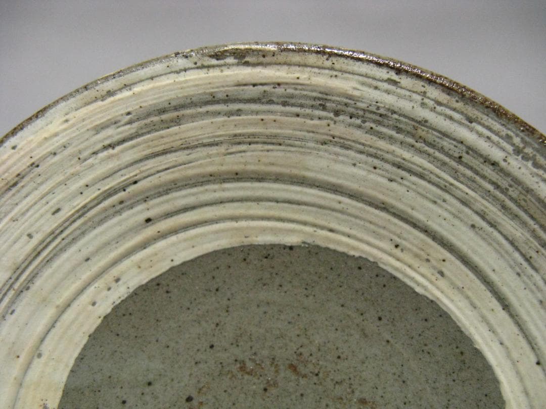 小林東五 作『刷毛目(はけめ) 五寸 平 皿』一客 箱無 對州窯 玄 高麗李