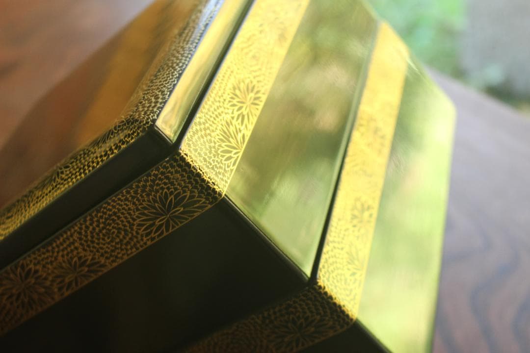 デッドストック！上質内朱黒漆に極上菊沈金の映える輪島塗二段重（検重箱お重