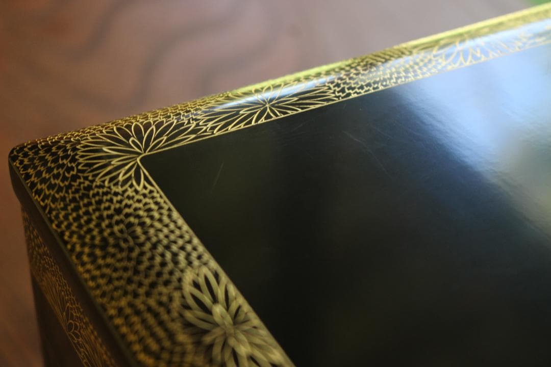 デッドストック！上質内朱黒漆に極上菊沈金の映える輪島塗二段重（検重箱お重