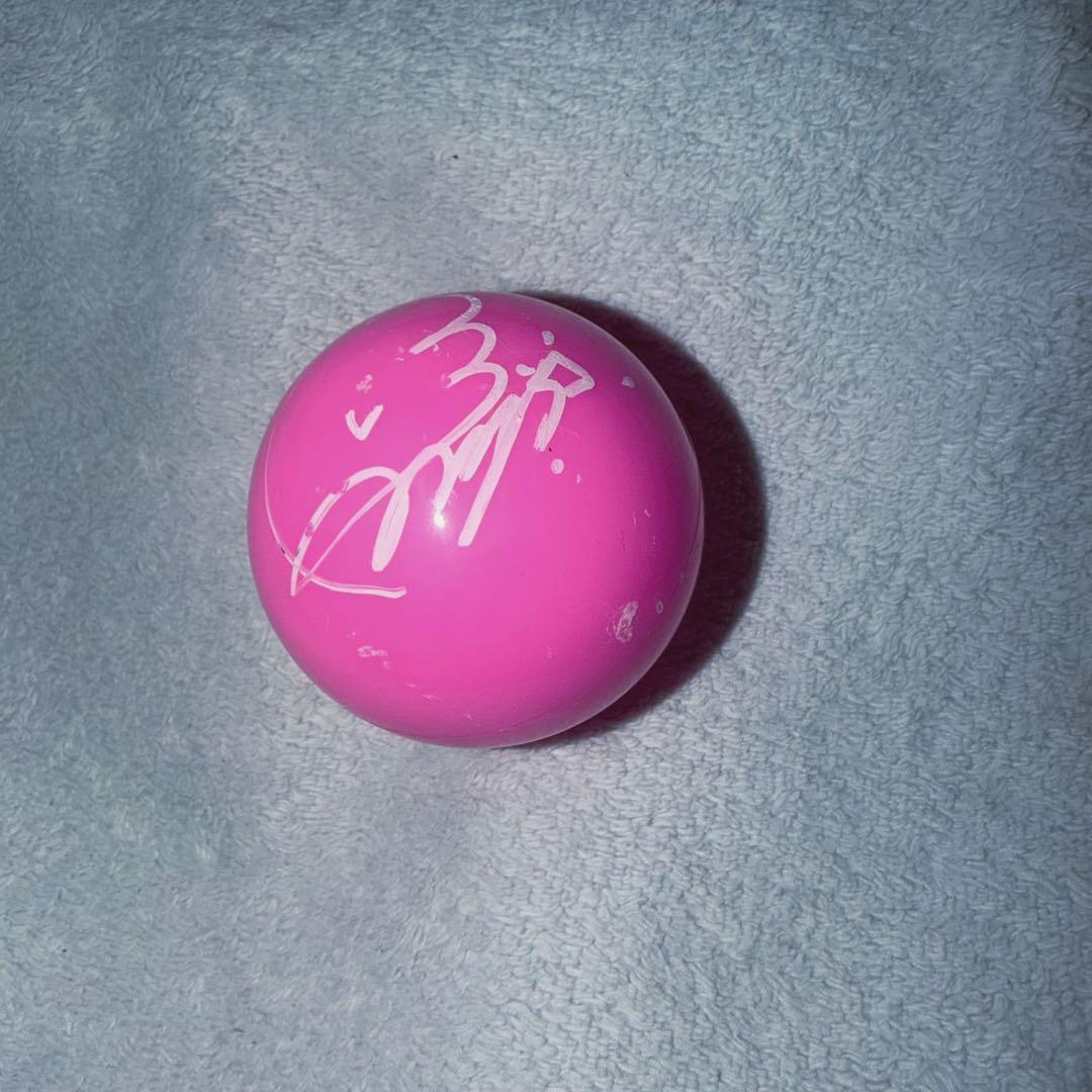 ME:I 飯田栞月 サインボール - メルカリ