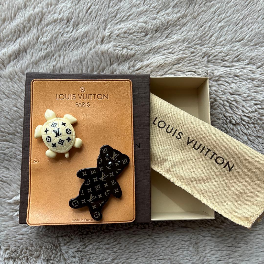 ルイヴィトン✨モノグラムLAロゴ カメ×ベア ブローチ