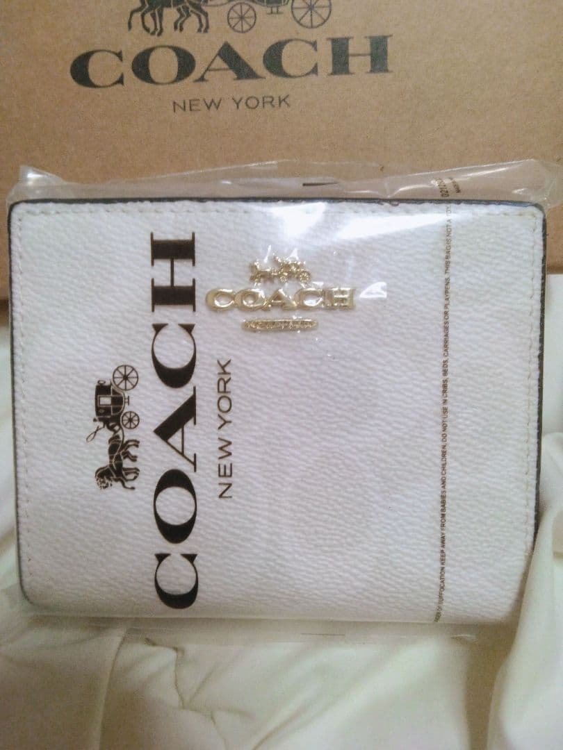 新品】COACH コーチ 財布 2つ折り ホワイト ゴールドの通販はau PAY