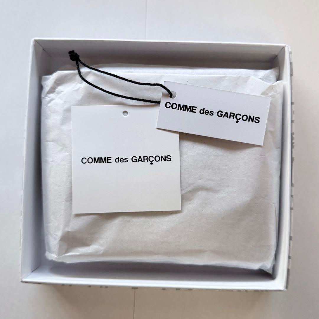 コムデギャルソン 二つ折り ZIPウォレット エンボスロゴ シルバー 箱タグ付き