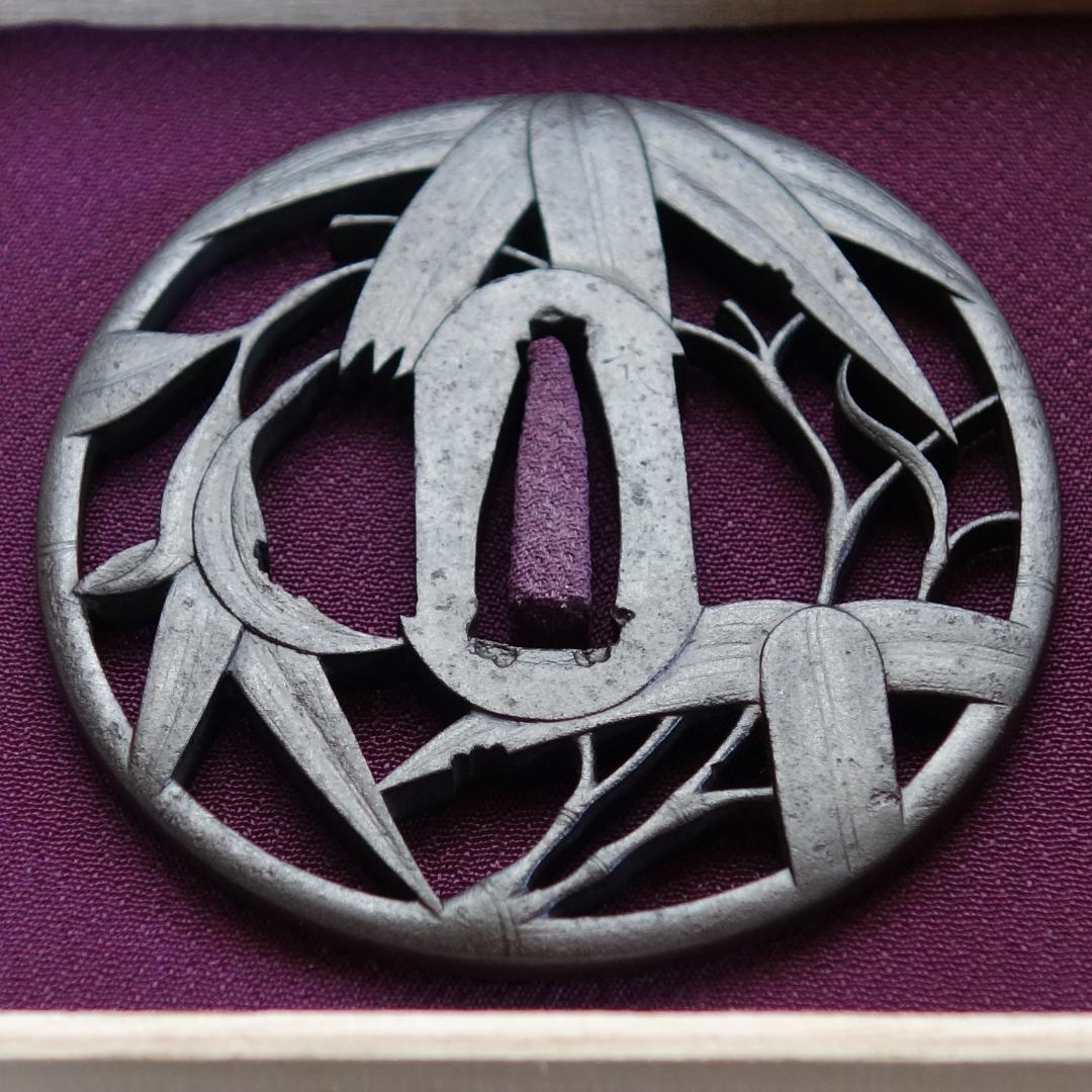 赤坂 鍔 鐔 刀装具 武具 骨董【在銘 武州住忠時 風竹透鍔】(鍔箱付き)