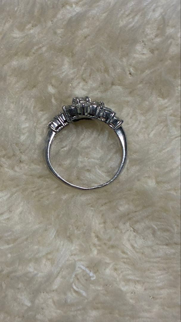 プラチナ　ダイヤモンド　リング　（訳あり品）