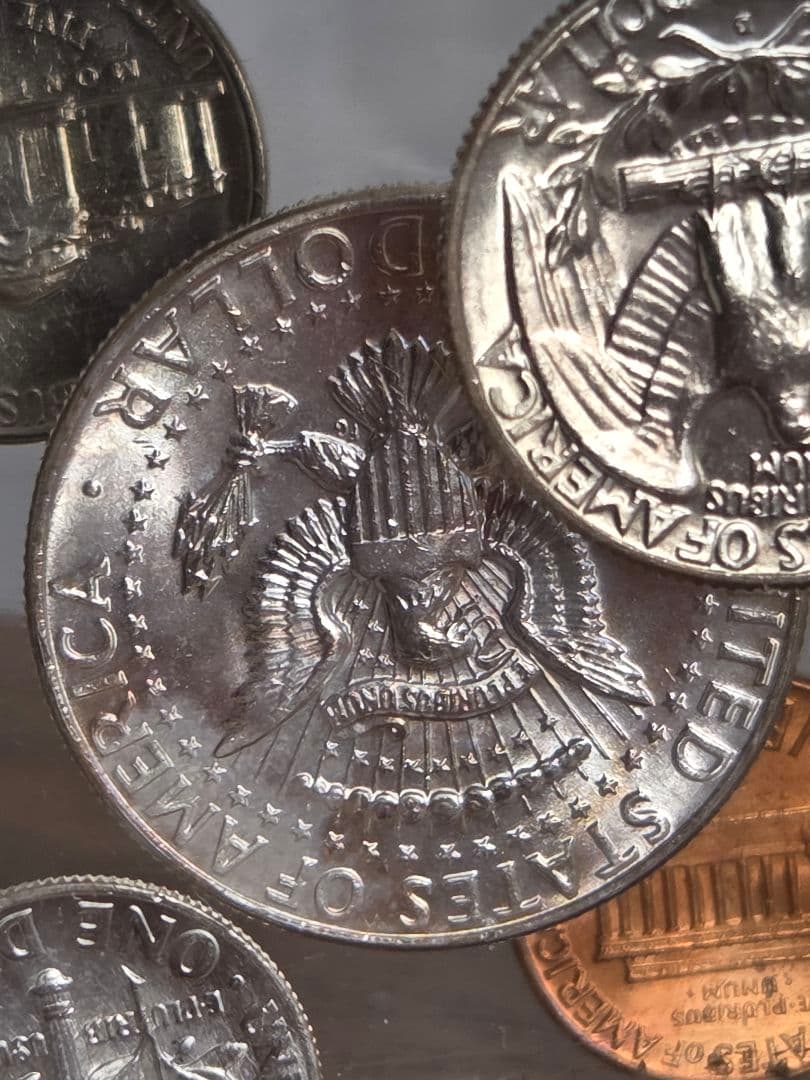 お土産品) アメリカ 銀貨入り置き物 1964年銘 - メルカリ