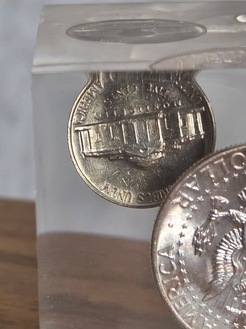 お土産品) アメリカ 銀貨入り置き物 1964年銘 - メルカリ