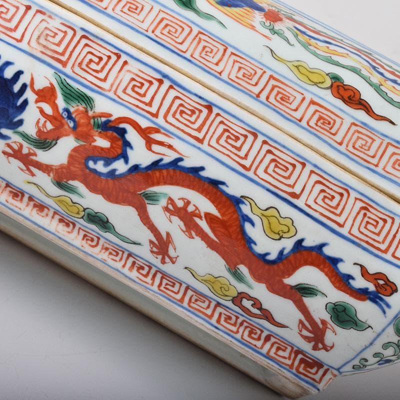 中国 大明萬歴年製款 五彩 龍鳳凰文 四方蓋物 M R8254