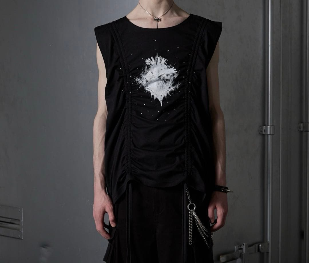 GRANCY シャーリングデザインラインストーングラフィックノースリーブ