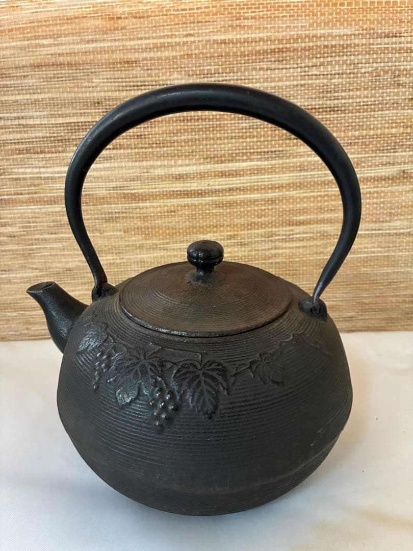 鋳鉄 ぶどう模様 鉄瓶 鋳鉄 ぶどう模様 鉄瓶