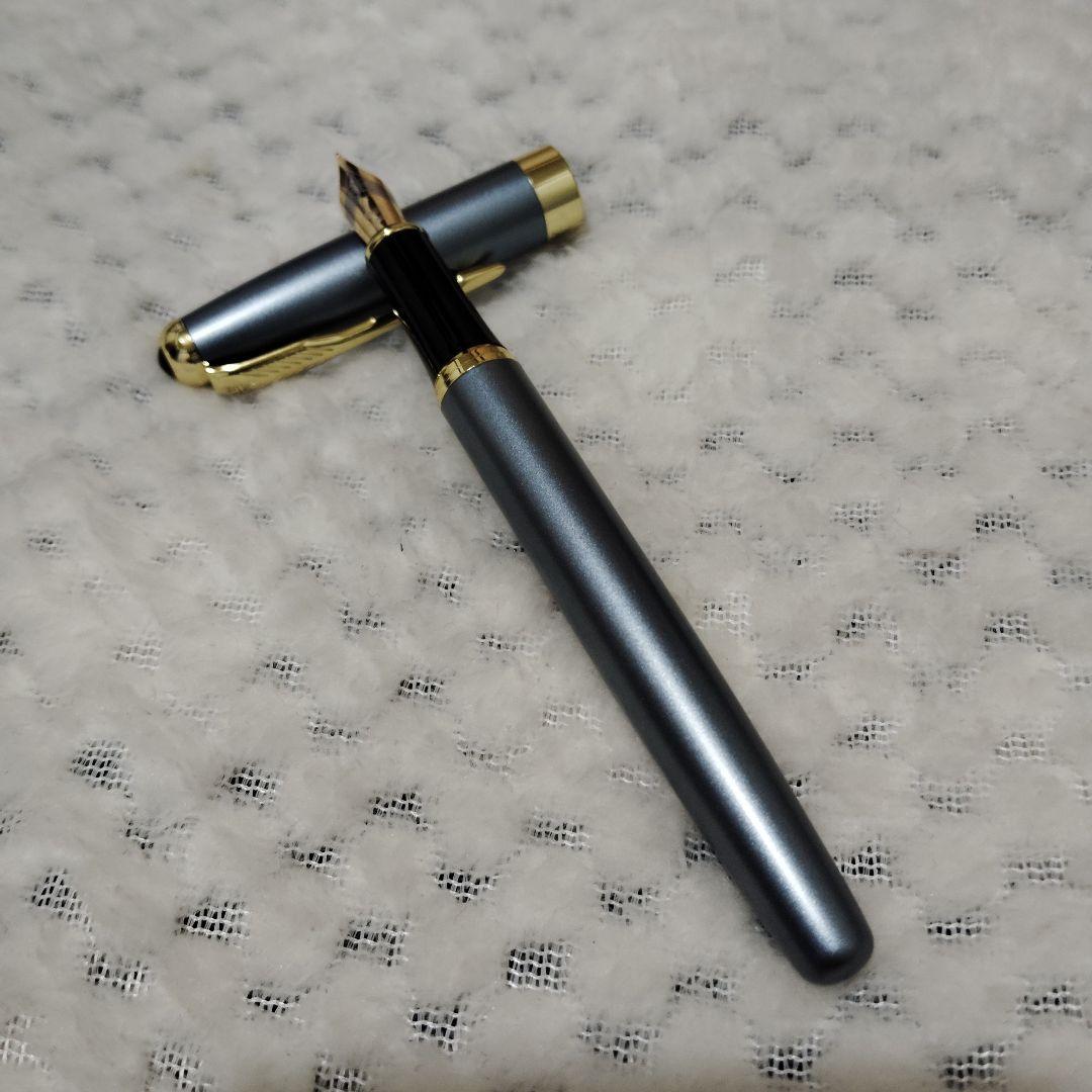 グレーの金属製万年筆