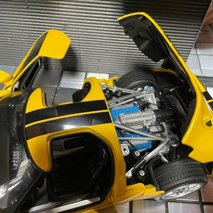 未展示品オートアート1/18フォードGT 2004 イエロー/ブラックストライプ