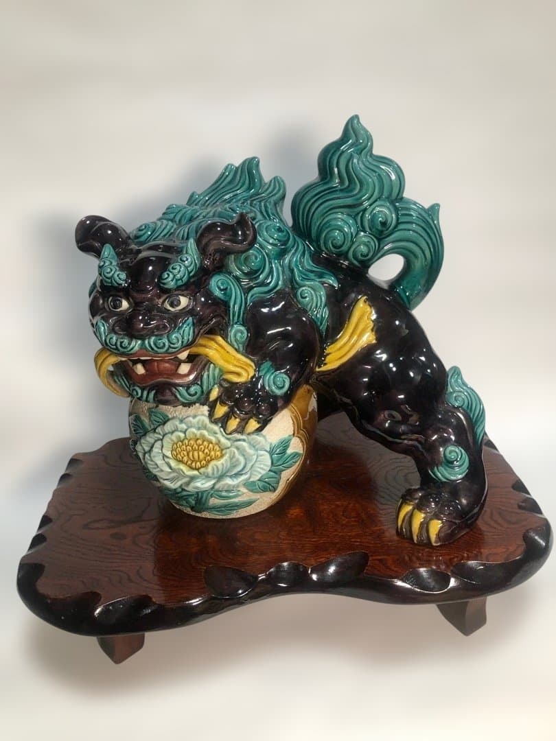 九谷焼 色絵玉乗り獅子 糠川清章造 縁起物置物 欅台付 魔除