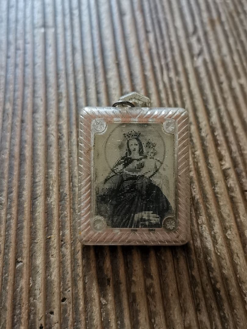 アンティーク 聖母子像と聖人 レンチキュラー桜色チャーム 銀鎖＆革