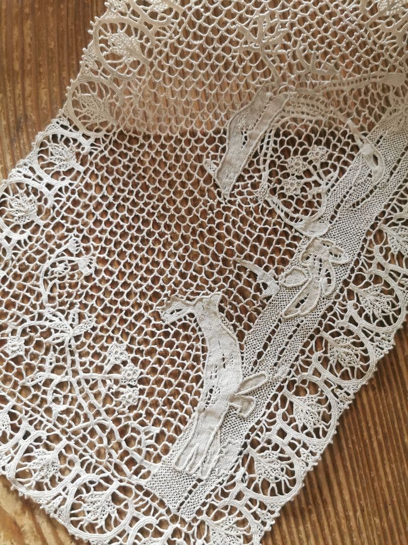 アンティークイタリア ポワンドローズヴェニスレース ブランコを漕ぐ