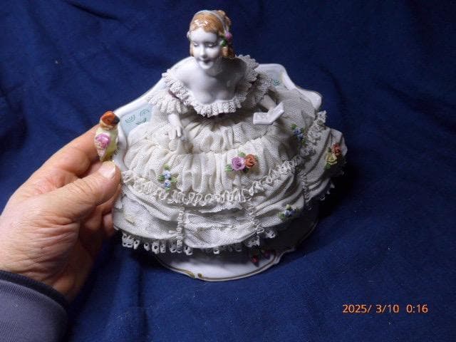 絵のように美しいウィンターヴァイスバッハ　レースドール フィギュリン 難あり