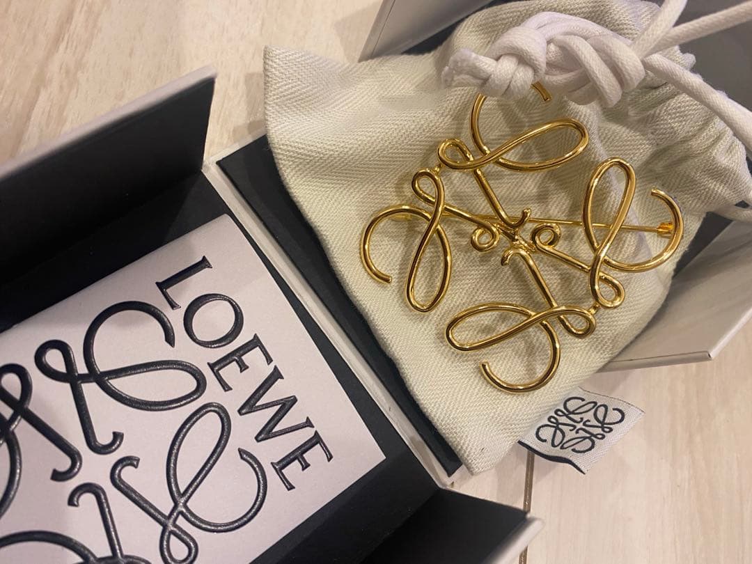 LOEWE ゴールド リボンブローチ LOEWE ゴールド リボンブローチ