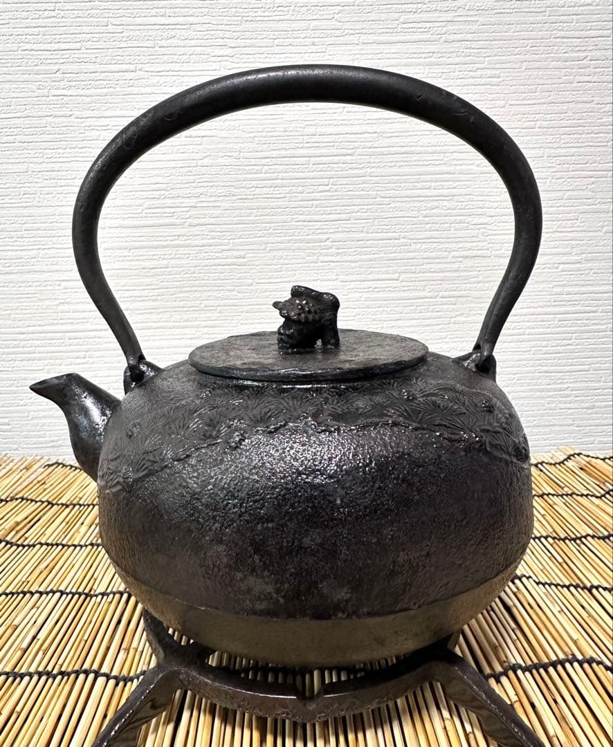 未使用品 南部秀山堂 佐藤 勝弘作 １５型松文様 鉄瓶　南部鉄瓶 南部鉄器 鉄瓶