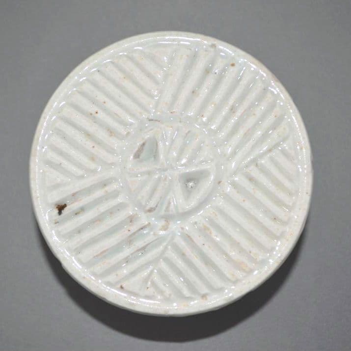 李朝白瓷櫛目文餅型』 ”木石過眼” トクサル 菓子型 朝鮮古陶磁器 蓋置