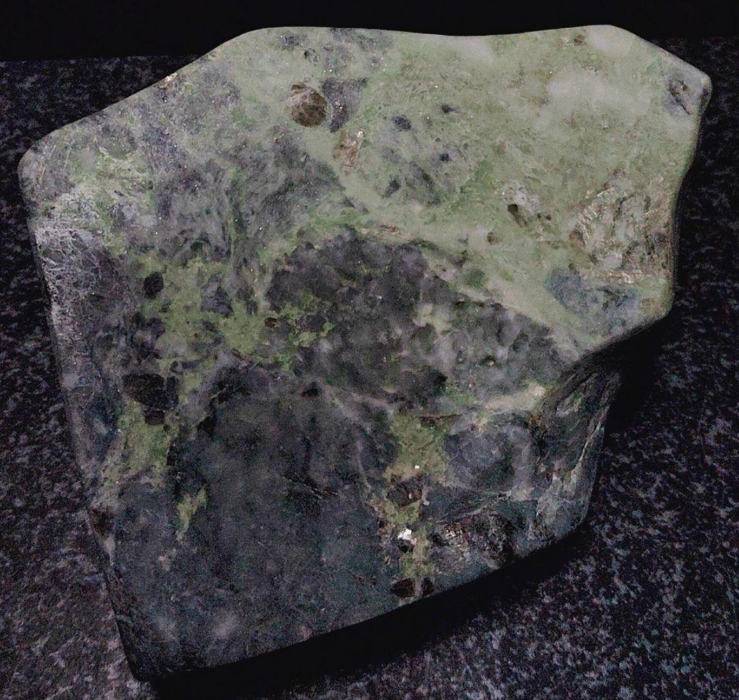 ☆翡翠原石☆糸魚川硬玉【姫川・切り出し・カメレオン翡翠390g】