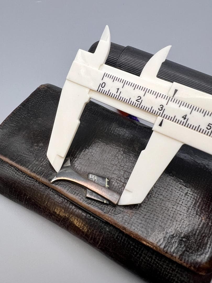 江戸明治時代 斧形前金具 銀象嵌 裏金具在銘 キセル入れ一心