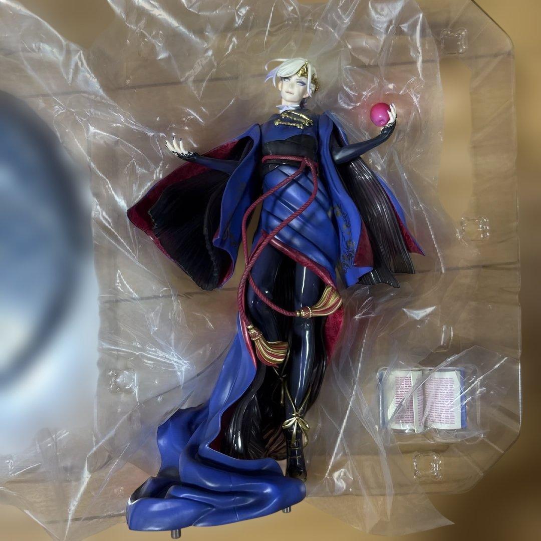 ツイステ ヴィル 1/8スケールフィギュア アニプレックス 缶バッジ