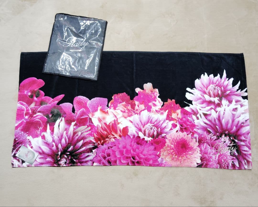 入手困難 完売品】廃盤 新品タグ付radyレディ リゾフラ バスタオル ロゴ