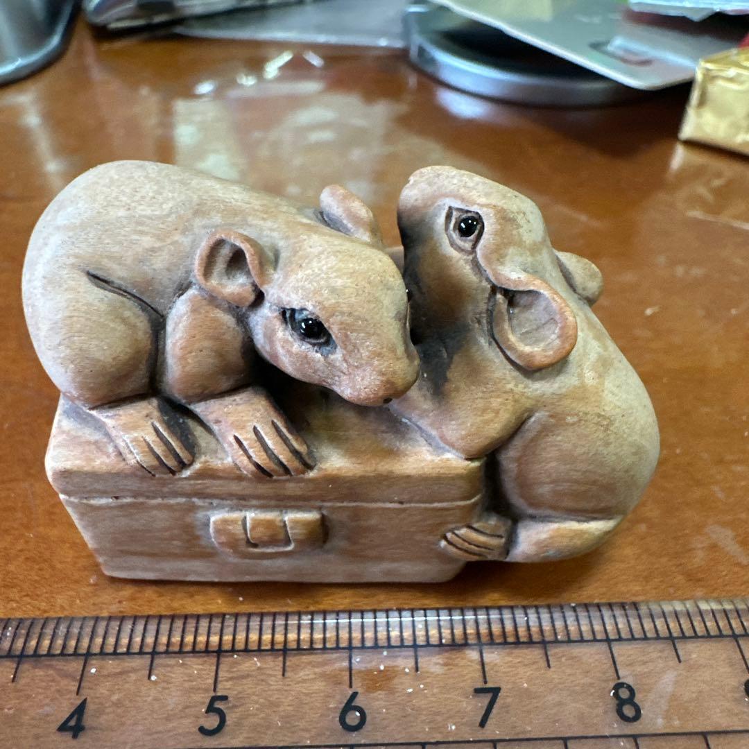 根付/初代伊勢正直の実子、伊勢正勝の木彫のネズミの彫刻 2匹