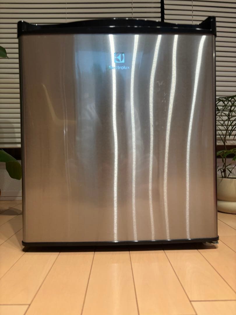 Electrolux エレクトロラックス 小型冷蔵庫1ドア45L - メルカリ