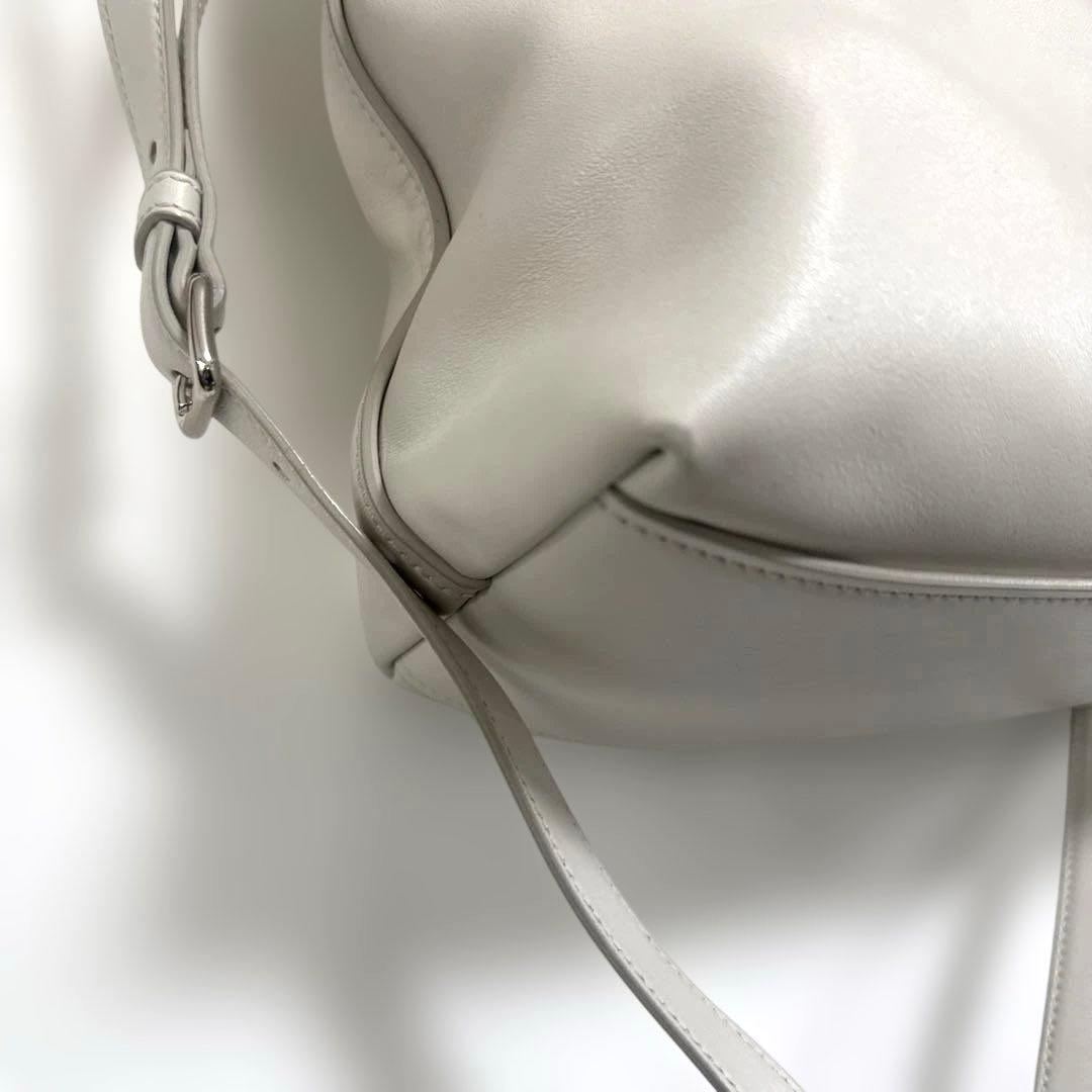 MIUMIU ミュウミュウ　レザーハンドバッグ 白