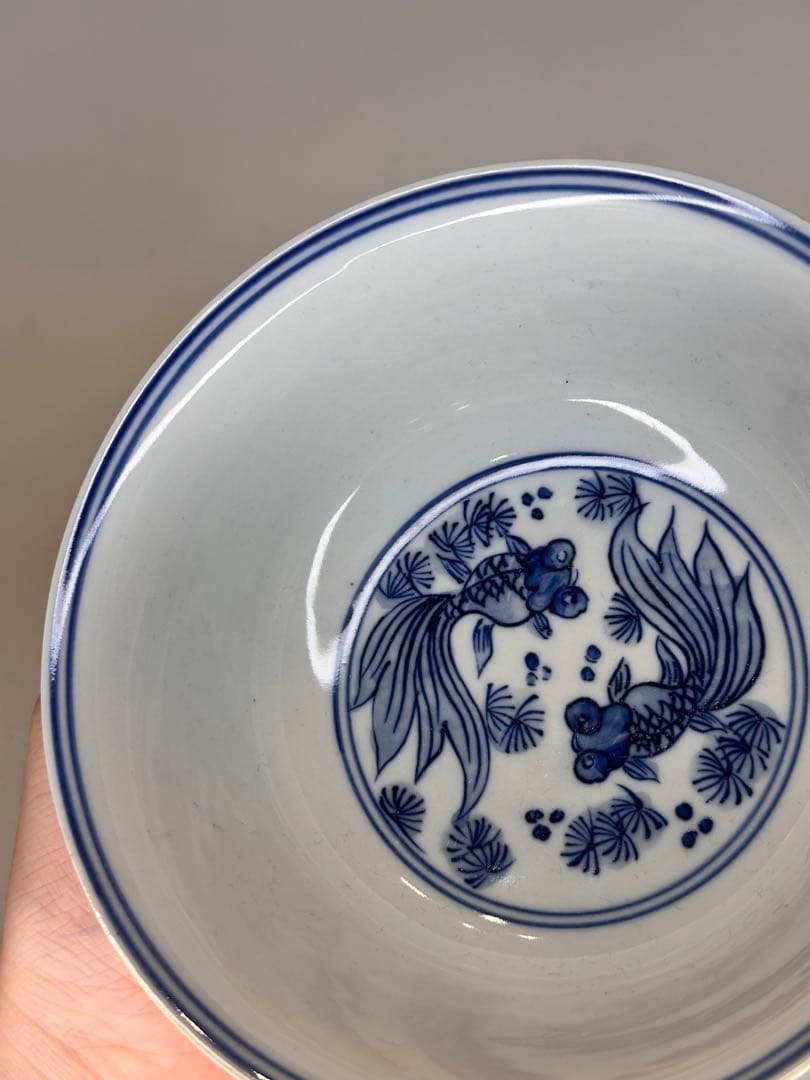 中国大清光緒年製 黄釉青花金魚文小碗 外側に暗刻の双龍戯珠文 骨董品コレクション