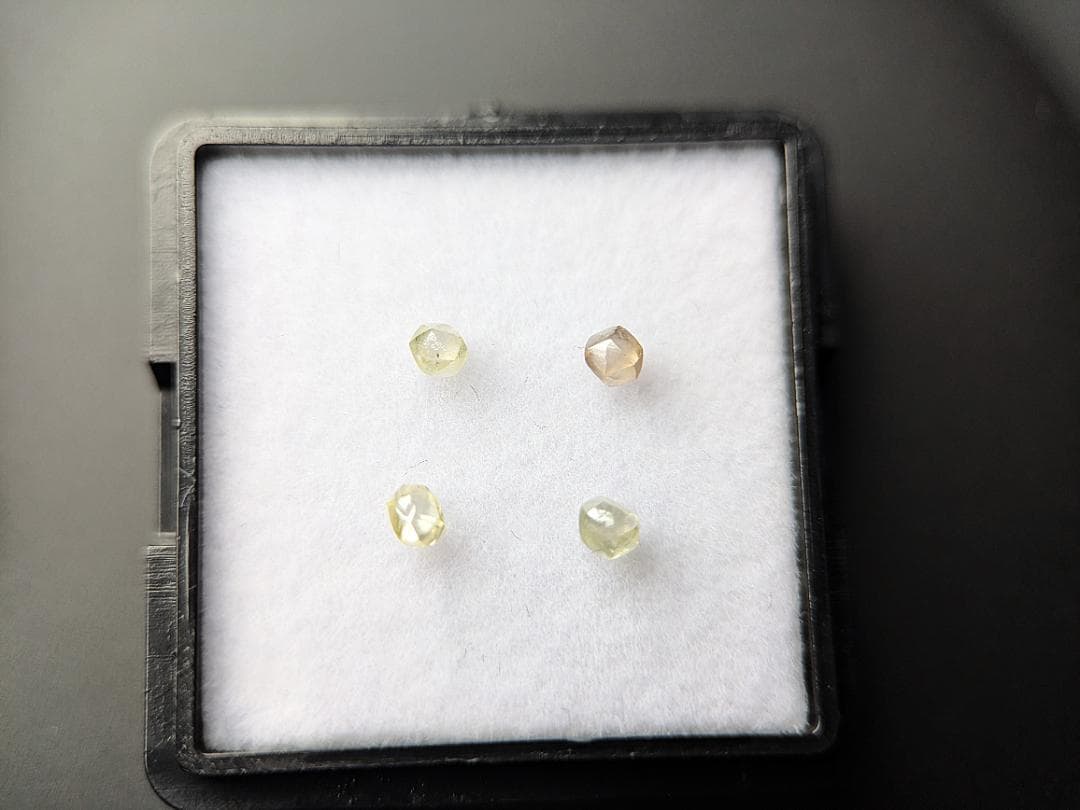 蛍光ダイヤモンド原石4色セット 計0.411カラット ボツワナ産