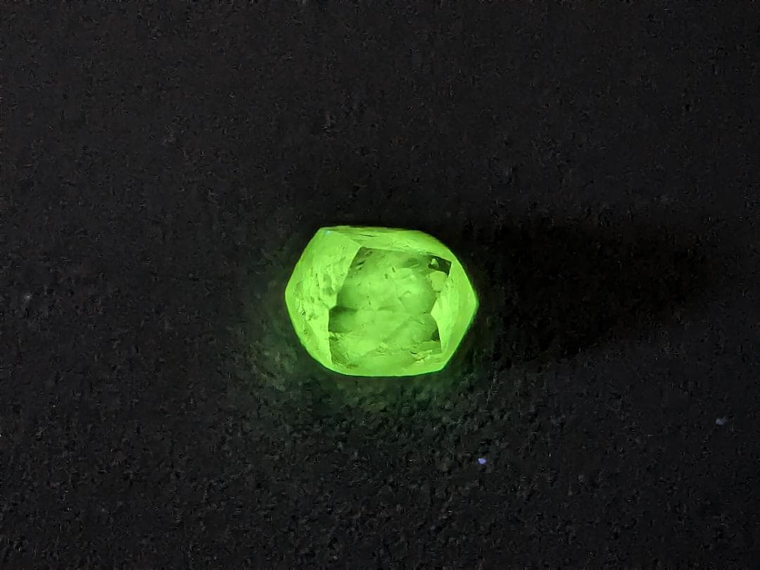 蛍光ダイヤモンド原石4色セット 計0.411カラット ボツワナ産