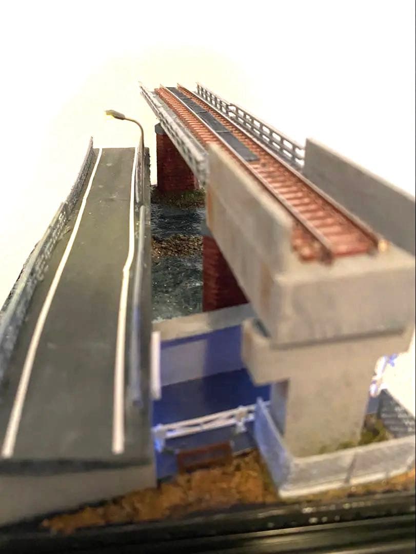 Nゲージ　鉄道　ジオラマ　模型　ガーター橋と架道橋　展示台　LED照明付き