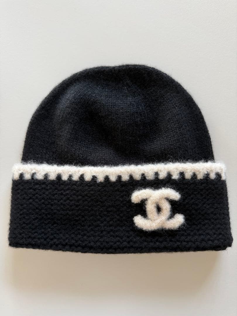 CHANEL ニット帽 黒・白 ロゴ入りの通販はau PAY マーケット - 輸入