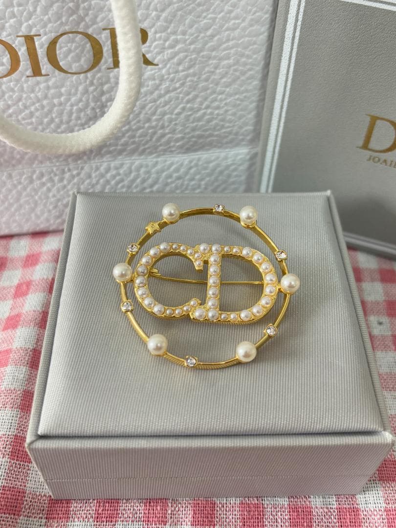パールとクリスタルを使用したDiorのエレガントなブローチ。