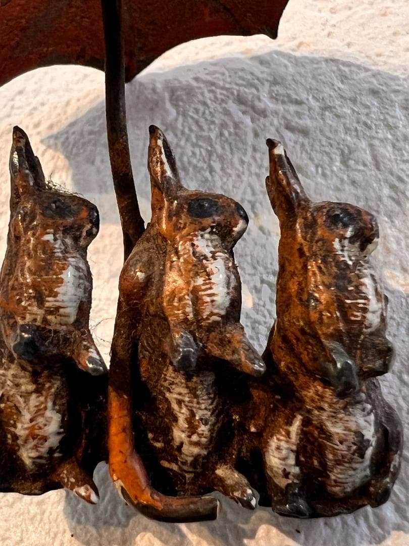 ビエナブロンズ ミニチュアのフィギュア 3匹のうさぎと傘