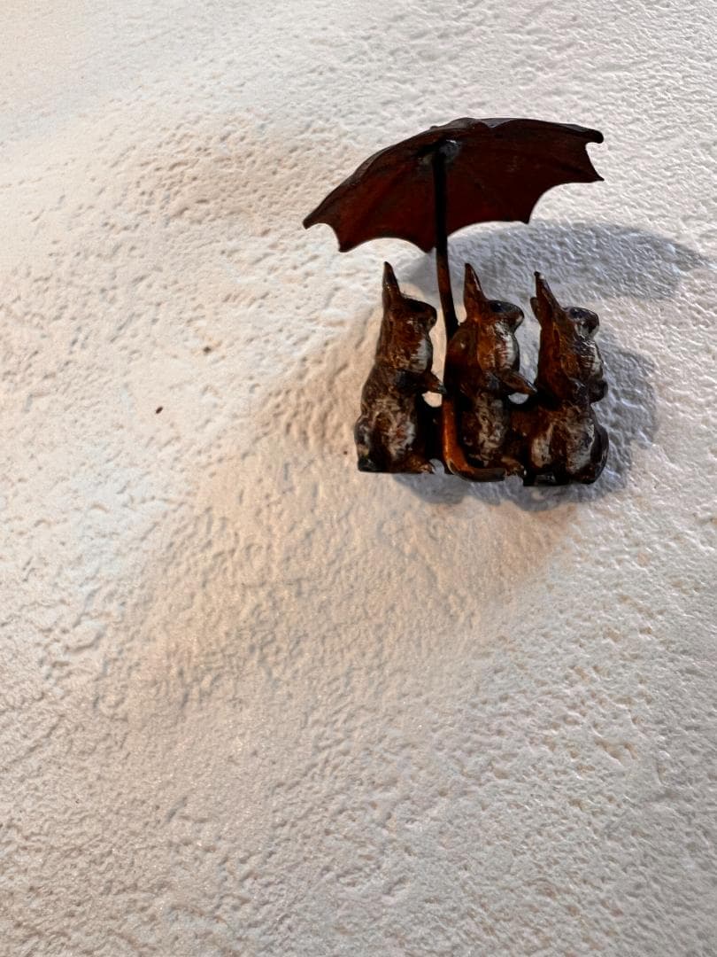 ビエナブロンズ ミニチュアのフィギュア 3匹のうさぎと傘