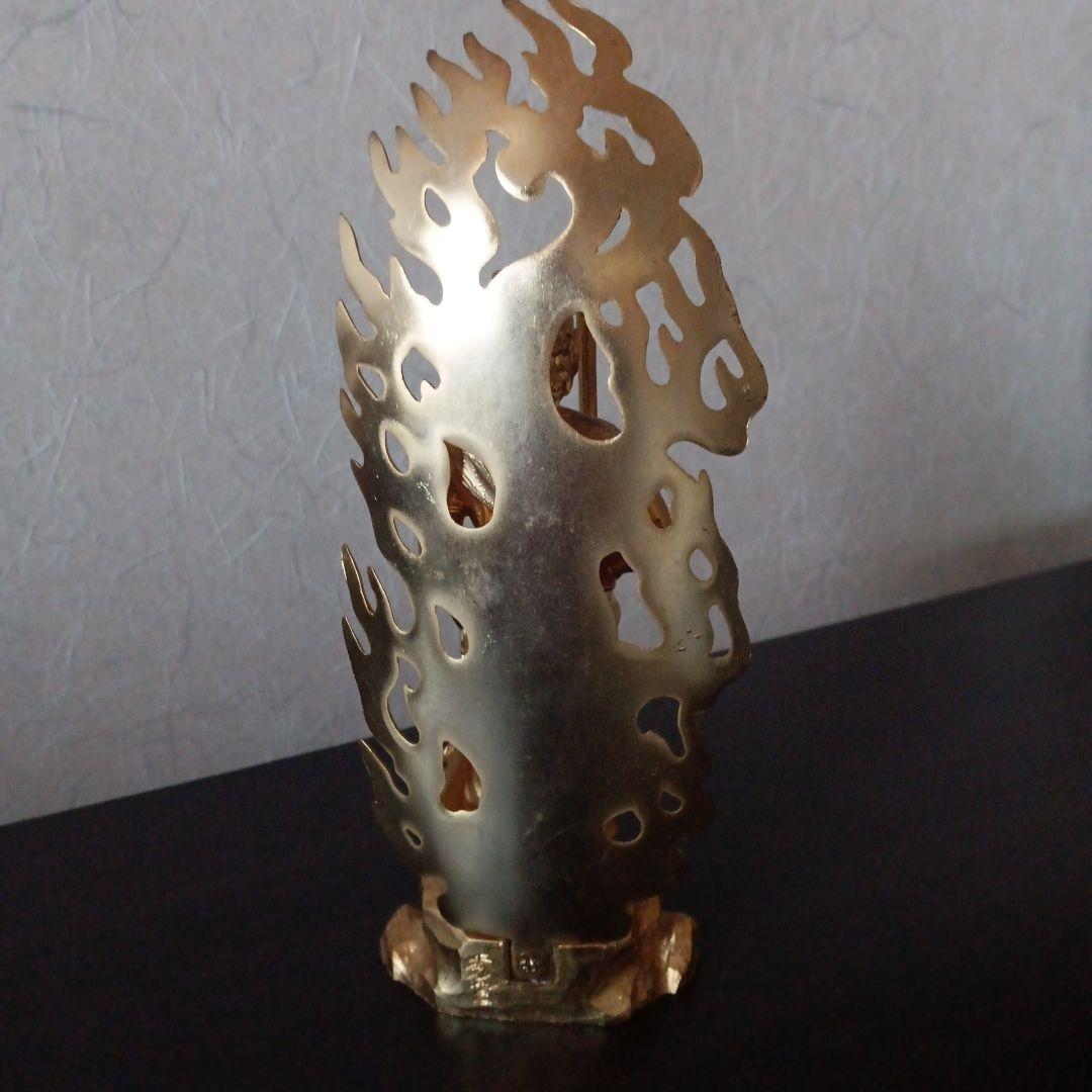 不動明王　金色の金属製仏像 炎のデザイン