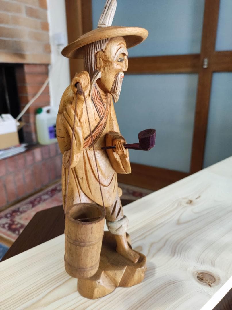 中古】木製民芸品 杓子と桶を持つ農夫 - メルカリ