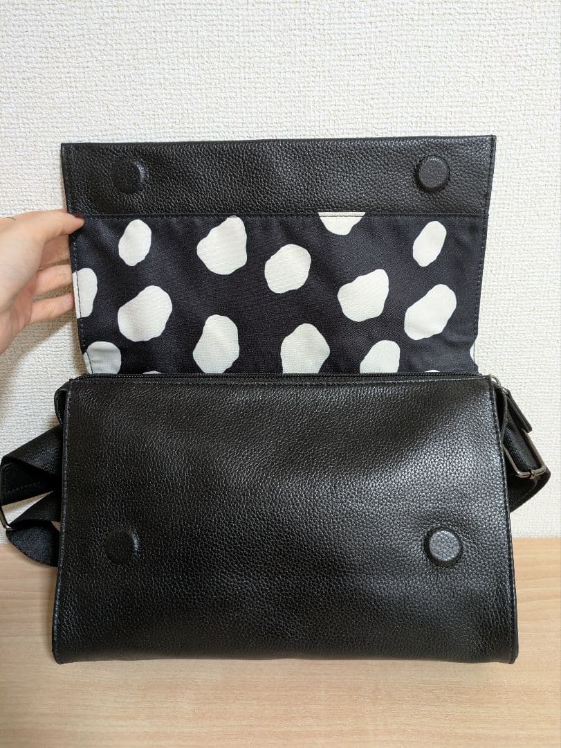 イアパピヨネ　ワイドテープショルダーバッグ　ブラック　黒　レザー　本革