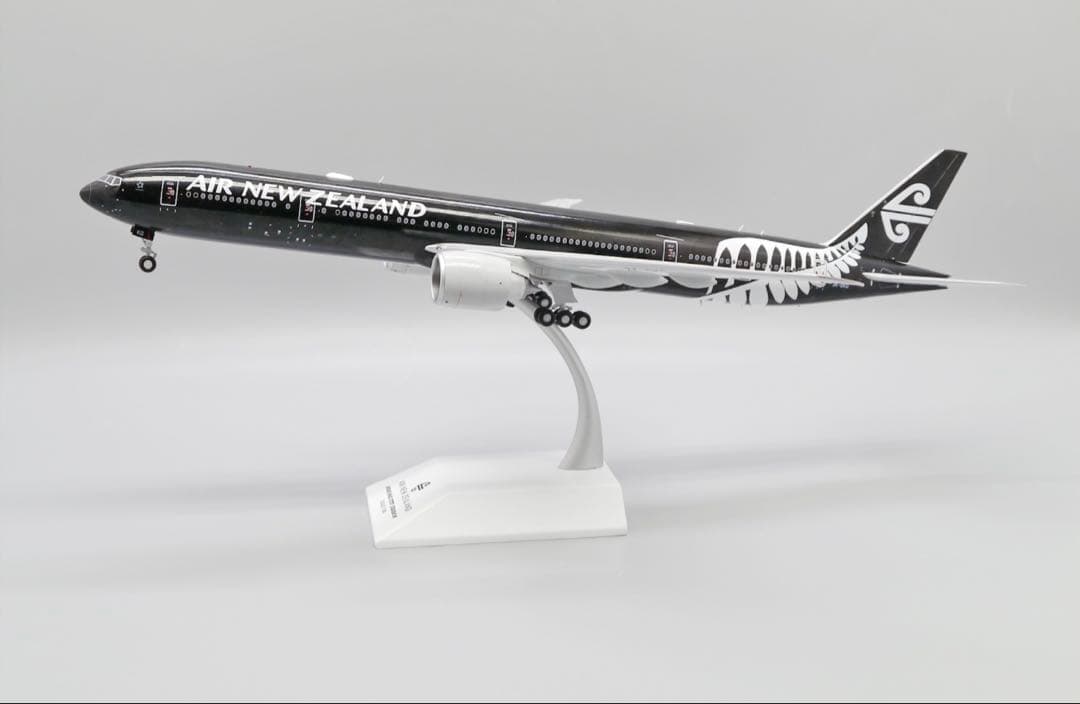 ニュージーランド航空　B777-300ER 1:200 模型 ニュージーランド航空 B777-300ER 1:200 模型 Amazon | HOGAN ホーガン