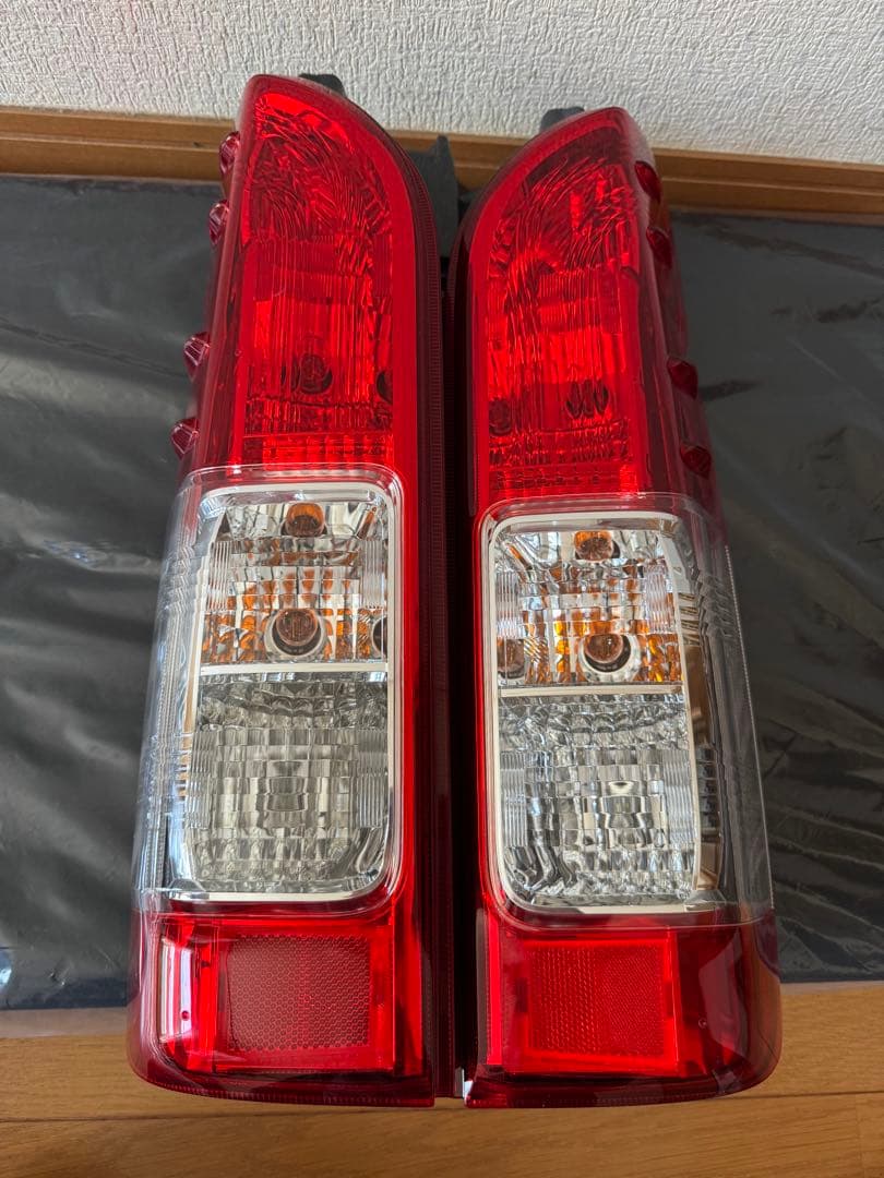 ハイエース 6型 スーパーGL 純正テールランプ 左右セット 赤 ハイエース 6型 スーパーGL 純正テールランプ 左右セット 赤