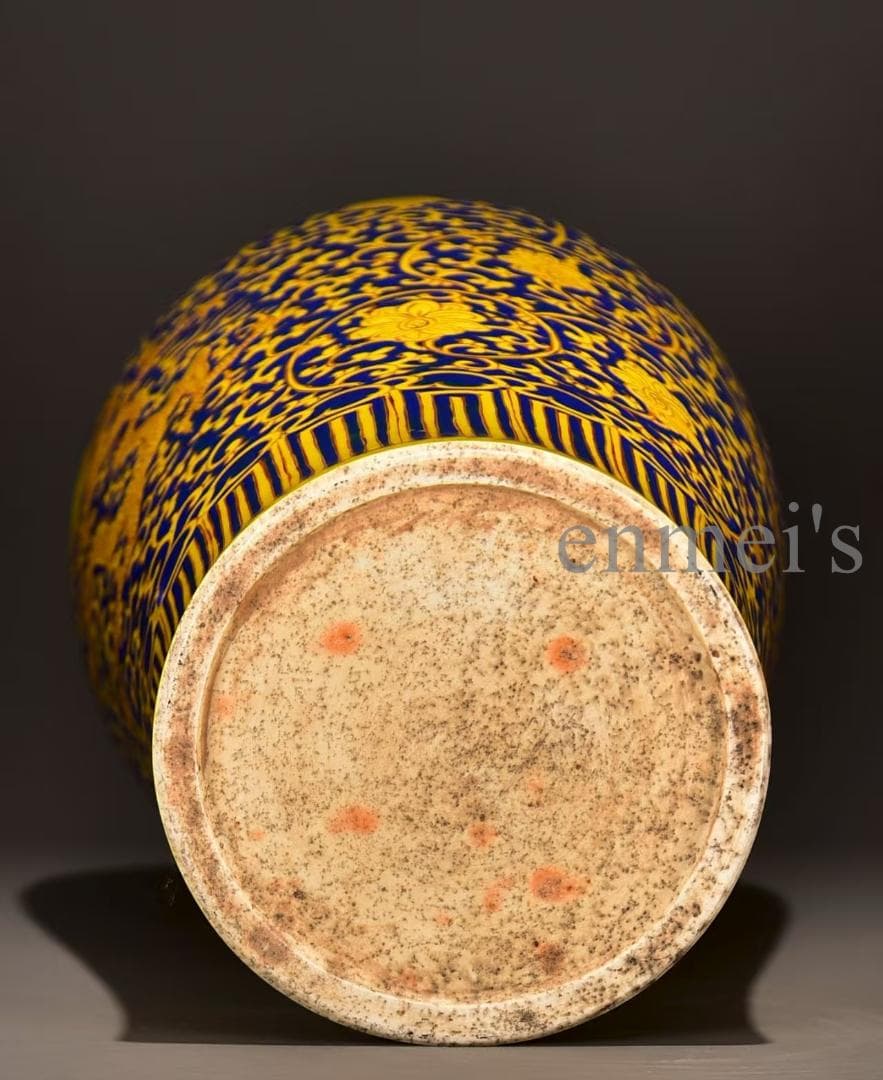 中国古美術・明嘉靖年製款・藍地黄彩纏枝龍紋梅瓶・粉彩・壺・唐物・骨董品・文房置物