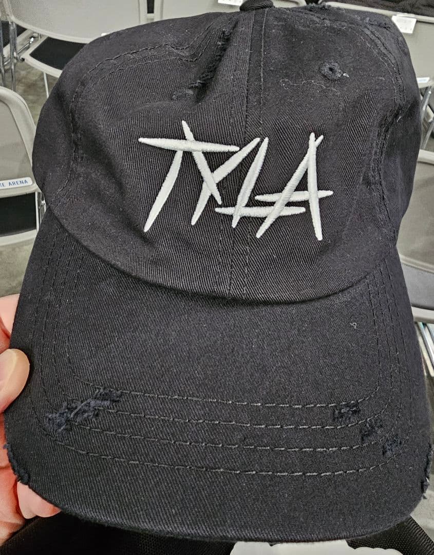 会場限定販売】TYLA ロゴ刺繍 ダメージ加工 キャップ 黒 オマケ付き