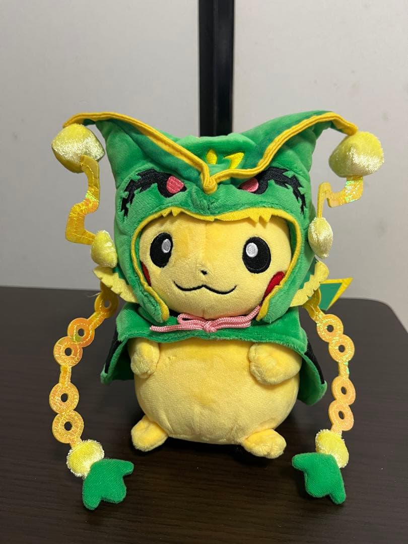 メガレックウザのポンチョを着たピカチュウ　黒いレックウザポンチョを着たピカチュウ