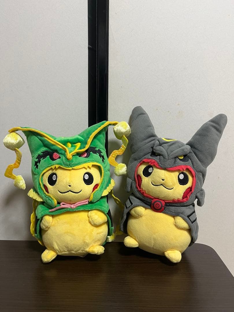 メガレックウザのポンチョを着たピカチュウ　黒いレックウザポンチョを着たピカチュウ