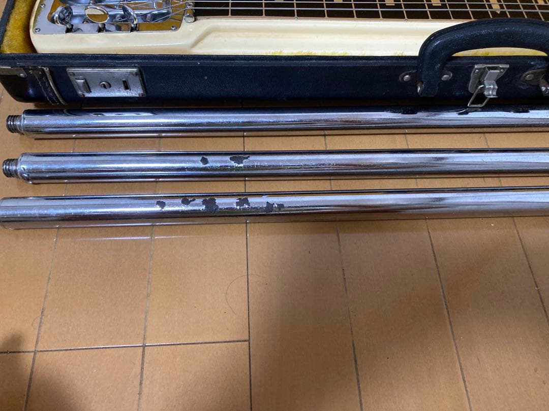 詳細不明フェンダータイプ 6弦スチールギター ケース、脚付